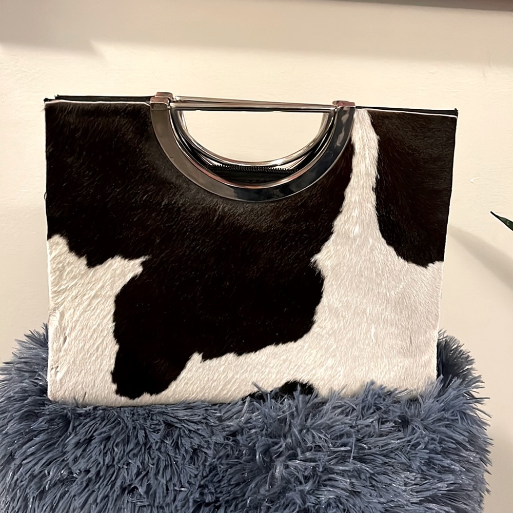 Cow print nice size bag. Great statement bag to add to any outfit.
